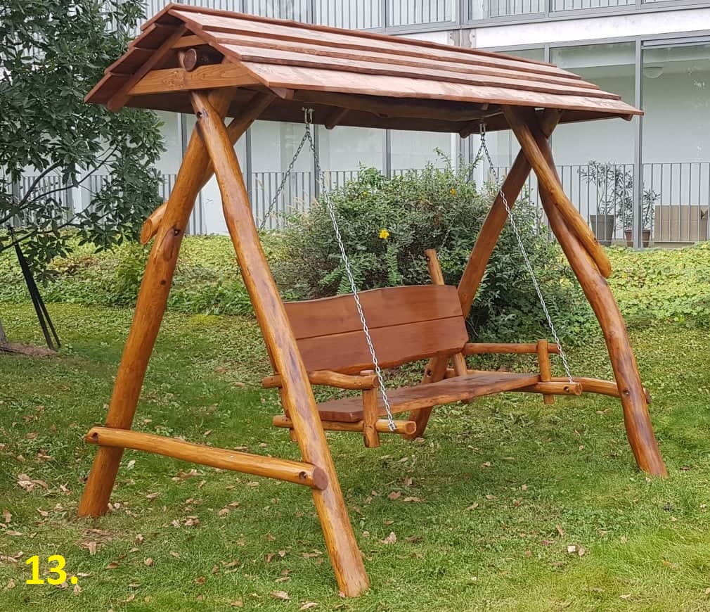 13.-drevená Hojdacka-so-strechou vyrobená na zákazku pre klienta