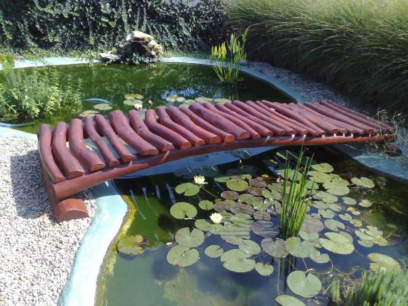 mostík drvený z agátoveho dreva nad malým jazierkom