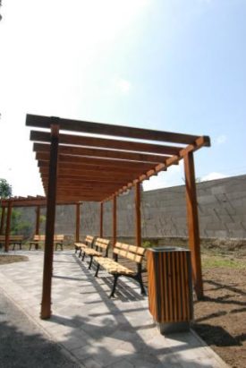 drevená pergola nad lavičkami v parku , tienidlo