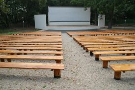 drevene posedenie v amfitetri z kvalitneho dreva