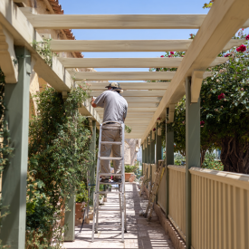 renovacia vonkajšej pergoly, stolár natiera drevenu pergolu