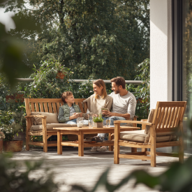 zahradné sedenie na terase so spokojnou ordinou